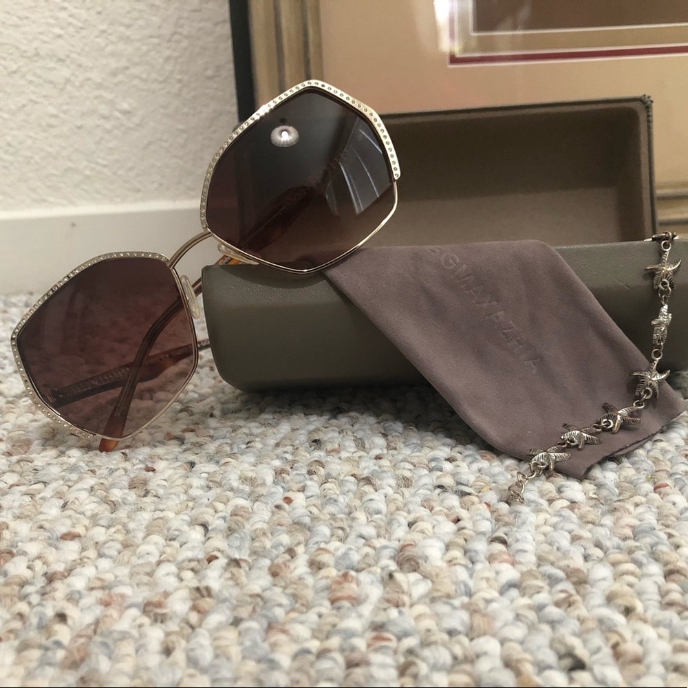 BCBG emboldened gold sunglasses 😎 ☀️ 🌺